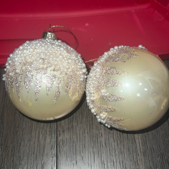 Metallic like gold Christmas ornaments with pearls and glitter - Picture 1 of 4